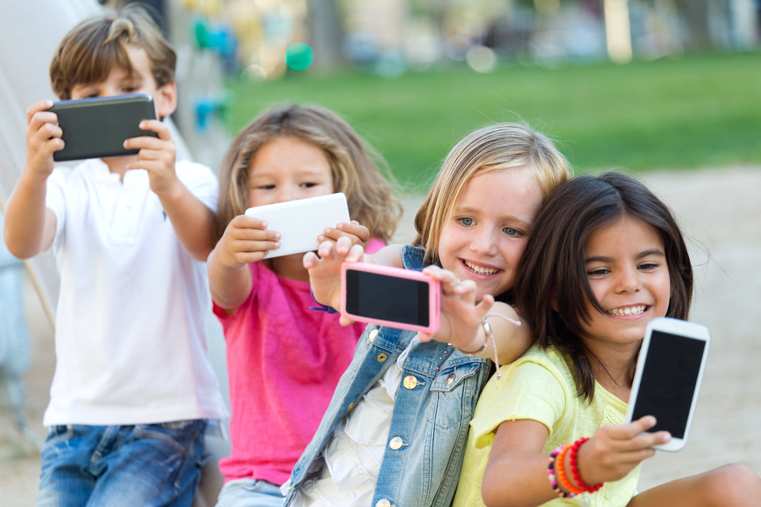 niños con el móvil